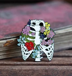 Cage thoracique avec fleurs - Pins-Codex Anatomicus