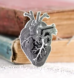 Coeur sur tableau noir - Pins-Codex Anatomicus Clearance