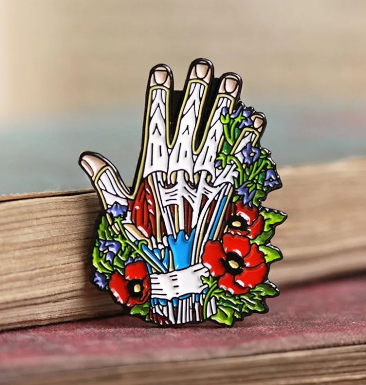 Main avec des fleurs - Pins-Codex Anatomicus Best