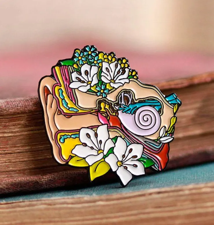 Oreille avec fleurs - Pins-Codex Anatomicus