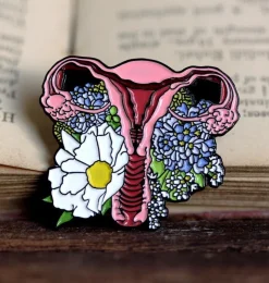 Utérus avec fleurs - Pins-Codex Anatomicus Online
